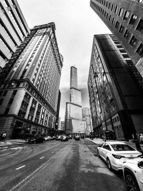 Chicago, IL - 17 Mart 2018: Arabalar ve yayalar yapmak yollarını Wabash Avenue aşağı kentin yıllık St. Patrick's Day kutlamaları sırasında Cumartesi günü.