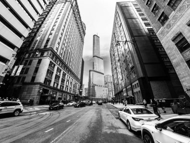Chicago, IL - 17 Mart 2018: Arabalar ve yayalar yapmak yollarını Wabash Avenue aşağı kentin yıllık St. Patrick's Day kutlamaları sırasında Cumartesi günü.