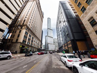 Chicago, IL - 17 Mart 2018: Arabalar ve yayalar yapmak yollarını Wabash Avenue aşağı kentin yıllık St. Patrick's Day kutlamaları sırasında Cumartesi günü.