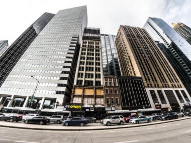 Chicago, IL - 17 Mart 2018: Araçlar ve Otobüsler şehir Chicago Atlantik banka binası önünde Michigan Bulvarındaki kentin yıllık St. Patrick's Day kutlamaları sırasında yedeklenir.