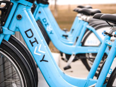 Chicago, Il - 20 Mart 2018: Satır ışık mavi yarısı bisiklet yeni bahar sezon başında tekme bir soğuk, rüzgarlı gün Chicago Montrose Beach civarındaki müşteriler için hazır stand.