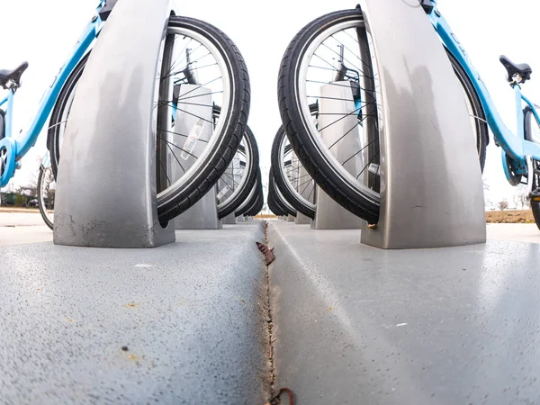 Chicago Março 2018 Fileiras Bicicletas Divvy Azuis Claras Estão Prontas — Fotografia de Stock