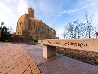 Chicago, Il - 23 Mart 2018: Loyola Üniversitesi Öğrenci ve personel gezginler basketbol takım elite 8 Mart ayında yapma kutlamak onların 1963 başlık yıldönümünde Madness Ncaa Turnuvası.