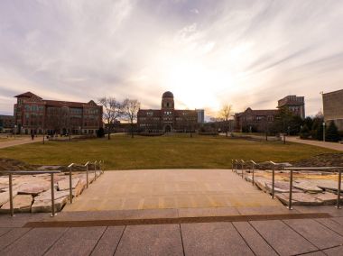 Chicago, Il - 23 Mart 2018: Loyola Üniversitesi Öğrenci ve personel gezginler basketbol takım elite 8 Mart ayında yapma kutlamak onların 1963 başlık yıldönümünde Madness Ncaa Turnuvası.