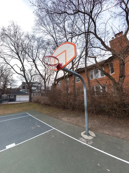 Foto Van Een Stedelijke Outdoor Basketbal Hof Wit Oranje Bord — Stockfoto