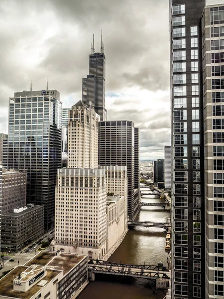 ダウンタウン シカゴ暗い緑シカゴ川と橋の下にシアーズ タワーと曇り空の上 旧ウィリス タワーに向かっている高層からの眺め — ストック写真
