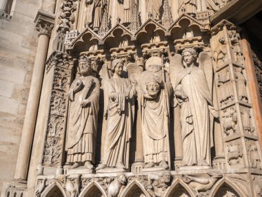 Oymalı giriş veya world at son kıyamet betimleyen figürlerin ortakulak ararken güzel yakın çekim turizm seyahat fotoğraf ünlü tarihi Notre Dame Katolik Katedrali Paris Fransa.