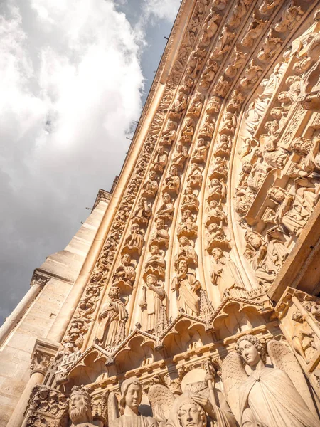 Hermosa Fotografía Primer Plano Viajes Turísticos Mirando Entrada Tallada Tímpano — Foto de Stock