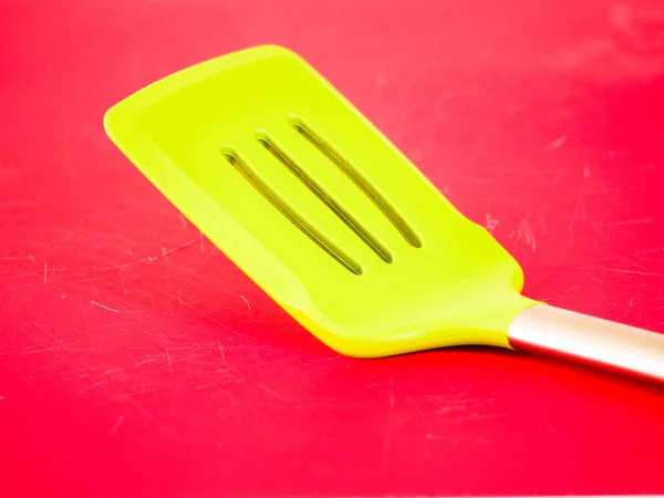 Nahaufnahme Eines Leuchtend Neongrünen Silikon Spatelburgerflippers Mit Edelstahlgriff Der Auf — Stockfoto