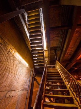 Yıpranmış ve yıpranmış kıvrımı metal bir paslı merdiven karanlık alt Randolph caddesine Chicago Caddesine yukarıdaki yaz için arama görünümü.