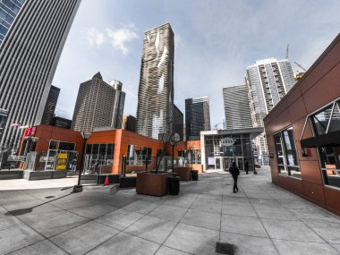 Chicago, Il - 21 Mart 2018: Magellan geliştirme Grubu'nun köy pazarı modern perakende bina ikinci gün bahar yakın Jeanne çete 82 hikaye Aqua Tower highrise aşağıda sessiz oturur.