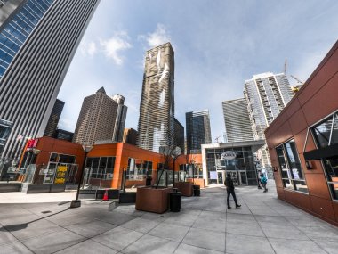 Chicago, Il - 21 Mart 2018: Magellan geliştirme Grubu'nun köy pazarı modern perakende bina ikinci gün bahar yakın Jeanne çete 82 hikaye Aqua Tower highrise aşağıda sessiz oturur.