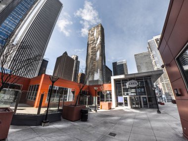 Chicago, Il - 21 Mart 2018: Magellan geliştirme Grubu'nun köy pazarı modern perakende bina ikinci gün bahar yakın Jeanne çete 82 hikaye Aqua Tower highrise aşağıda sessiz oturur.