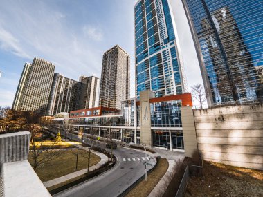 Chicago, Il - 21 Mart 2018: Magellan geliştirme Grubu'nun köy pazarı modern perakende bina ikinci gün bahar yakın Jeanne çete 82 hikaye Aqua Tower highrise aşağıda sessiz oturur.
