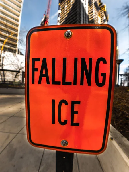 Chicago, IL - 21 de marzo de 2018: Luminoso hielo naranja cayendo warnin — Foto de Stock