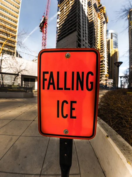 Chicago, IL - 21 de marzo de 2018: Luminoso hielo naranja cayendo warnin — Foto de Stock