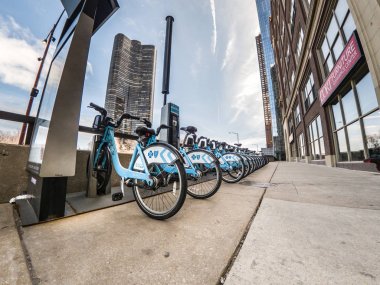 Chicago, Il - 21 Mart 2018: Downtown Chicago göl kıyı boyunca kilitli ışık mavi yarısı Bisiklet sit.