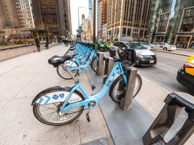 Chicago, Il - 21 Mart 2018: Chicago Michigan Avenue boyunca şehir merkezinde yayalar geçerken kilitli ışık mavi yarısı Bisiklet sit.