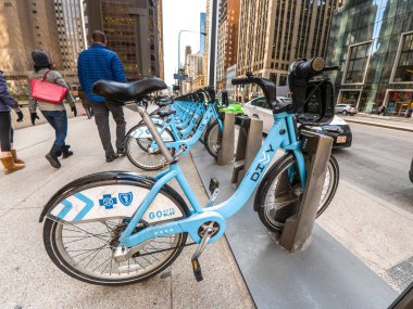 Chicago, Il - 21 Mart 2018: Chicago Michigan Avenue boyunca şehir merkezinde yayalar geçerken kilitli ışık mavi yarısı Bisiklet sit.