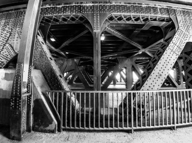 Çelik ve perçinli Köprüsü ve trafik hatlarının alt Lake Shore sürücü Downtown Chicago genelinde seyir siyah ve beyaz fotoğraf görünümü.