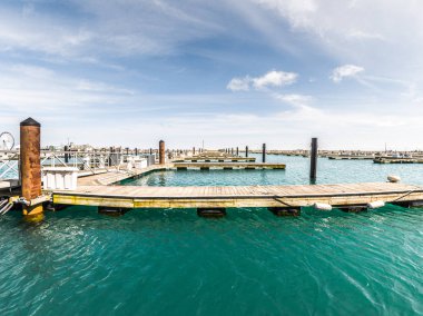 Tekne Dock yüzer boş ya da piers sessizce Downtown Chicago turkuaz Monroe Harbor'da Michigan Gölü'nin erken ilkbaharda oturup.