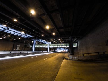 Arabalar ve yapısını yukarıdaki mesafe asılı ışıklar ile karanlık alt Randolph sokak görünümü.