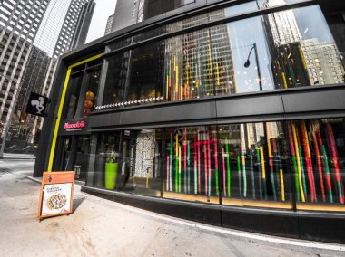 Chicago, Il - 21 Mart 2018: Canlı renkli pencere sanat ekran Nandos göl Caddesi üzerinde turistler ve yerliler için geçmiş bitişik Michigan Avenue üzerinde yürüme şehir merkezinde çekiyor.
