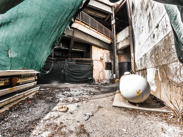 Una Fotografía Área Mal Estado Con Basura Estructuras Erosionadas Dañadas — Foto de Stock