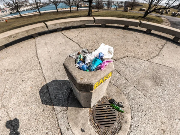 Chicago March 21St 2018 Garbage Piled High Masonry Drinking Fountain — Stock Photo, Image