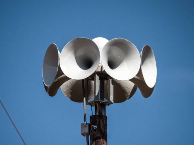 Birkaç çok yönlü yuvarlak güçlendirilmiş acil siren veya öğle zaman boynuzları üstünde tepe-in ahşap direğe Wisconsin küçük bir kasabada fotoğrafını kapatın.