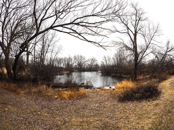 View Looking Hill Weathered Pier Sticking Out Calm Tree Lined — Stock Photo, Image