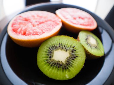 Portre geniş açı fotoğraf görünümü dilimlenmiş kivi ve kırmızı greyfurt tropikal meyve sağlıklı gıda arka plan resim yapma.