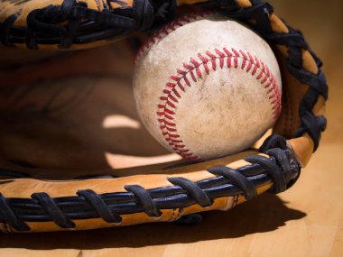 Spor arka plan görüntü kullanılan eski bir yıpranmış deri beyzbol bir beyzbol eldiveni veya karmaşık ayrıntılı ve siyah deri bağlama gösteren eldiveni içine kırmızı dantel ile kapatmak.