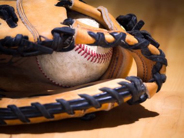 Spor arka plan görüntü kullanılan eski bir yıpranmış deri beyzbol bir beyzbol eldiveni veya karmaşık ayrıntılı ve siyah deri bağlama gösteren eldiveni içine kırmızı dantel ile kapatmak.
