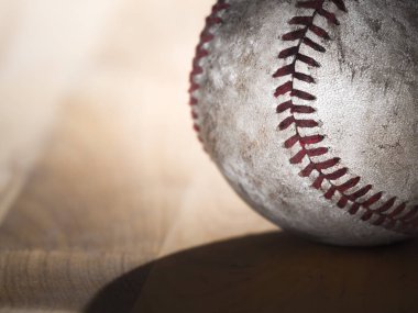 Spor arka plan görüntü kullanılan eski bir yıpranmış deri beyzbol karmaşık detaylandırma ve kırmızı dantel ahşap kasap blok sayaçlarıyla arkadan aydınlatma ve karanlık gölgeler oturan gösterilen kapatın.