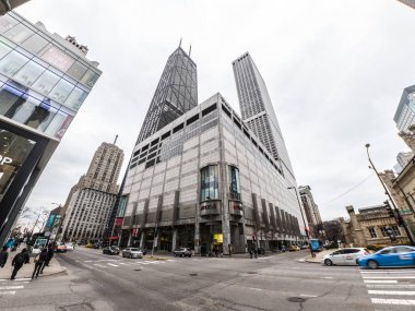 Chicago, Il - 28 Şubat 2018: 100'den fazla mağazaları ile ünlü 8 hikaye Water Tower Place alışveriş merkezi yılda 20 milyondan fazla ziyaretçi çeken.