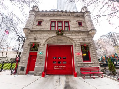 Chicago, Il - 28 Şubat 2018: Şehir merkezinde ikonik iki hikaye kireçtaşı Chicago Fire Station 98 sadece aktif itfaiye istasyonu şehrin Simgesel Yapı durumundaki olduğunu.