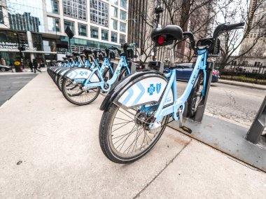 Chicago, Il - 28 Şubat 2018: açık mavi Bisiklet oturup yarısı şehir merkezinde kilitli Chicago önünde Sanatlar Müzesi çağdaş hava olarak kullanılmasını bekleyen sıcak başlar.