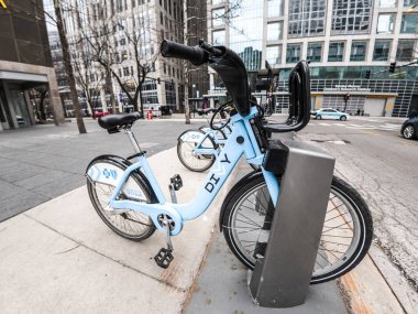 Chicago, Il - 28 Şubat 2018: açık mavi Bisiklet oturup yarısı şehir merkezinde kilitli Chicago önünde Sanatlar Müzesi çağdaş hava olarak kullanılmasını bekleyen sıcak başlar.