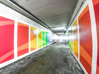 Chicago, Il - 28 Şubat 2018: renkli ve parlak gökkuşağı renkli duvar resimleri süslüyor Chicago Avenue ve göl kıyısındaki sürücü Çevreyolu Altgeçit beton duvarlar.