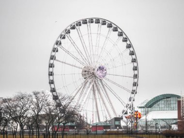 Chicago, Il - 28 Şubat 2018: Navy Pier centennial tekerlek dönme 48 feet selefinden daha uzun olan 198 feet yüksekliğe ulaşır.