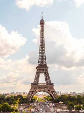 Paris, Fransa - 2 Eylül 2017: Eyfel Kulesi başlangıçta geçici bir yapı şimdi bu dünyada en çok ziyaret edilen anıt yapma yılda yaklaşık 7 milyon ziyaretçi ağırlıyor olması amaçlanmıştır.