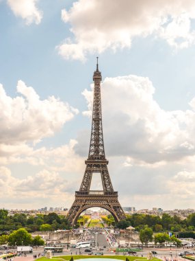 Paris, Fransa - 2 Eylül 2017: Eyfel Kulesi başlangıçta geçici bir yapı şimdi bu dünyada en çok ziyaret edilen anıt yapma yılda yaklaşık 7 milyon ziyaretçi ağırlıyor olması amaçlanmıştır.