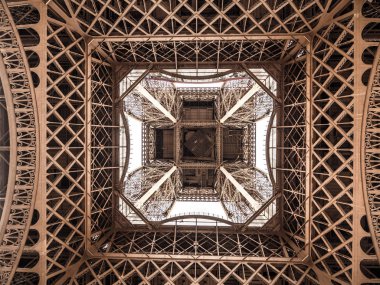 Alt ve dünya ünlü Eyfel Kulesi Dövme demir kafes yapısı Paris'te ortasına bakarken Closeup Mimarlık veya mühendislik detay fotoğraf Fransa.