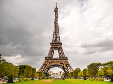 Paris, Fransa - 2 Eylül 2017: Eyfel Kulesi başlangıçta geçici bir yapı şimdi bu dünyada en çok ziyaret edilen anıt yapma yılda yaklaşık 7 milyon ziyaretçi ağırlıyor olması amaçlanmıştır.