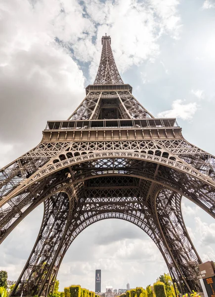 特写详细广角照片仰望世界著名的埃菲尔铁塔锻造铁格子结构在巴黎法国与白色蓬松的云彩在天空之上 — 图库照片