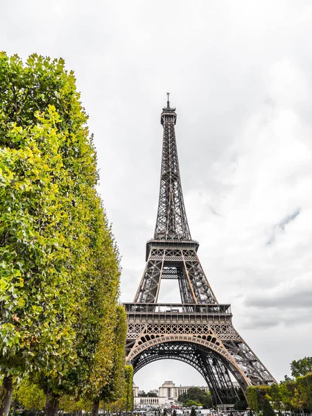 Vista Monumento Monumento Torre Eiffel Renombre Mundial Con Árbol Verde — Foto de Stock