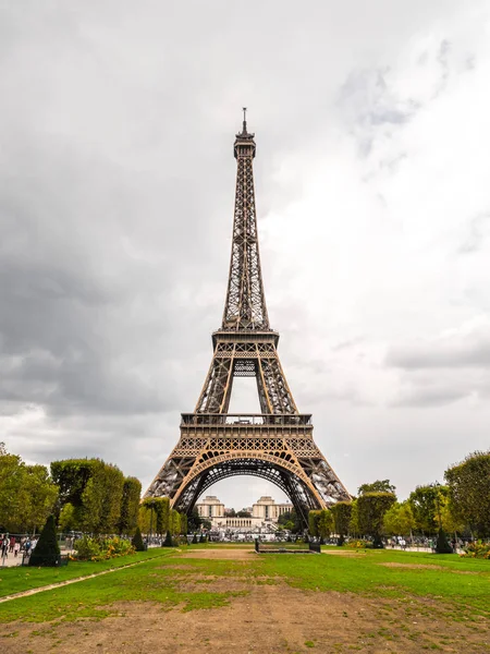 2017年9月2日 最初打算成为临时建筑的埃菲尔铁塔现在欢迎近700万游客 每年使它成为世界上最被参观的纪念碑 — 图库照片