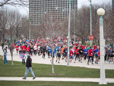 Chicago, Il - 21 Nisan 2018: Koşucular Wintrust Lakefront 10 Miler katılmak ve 5k Montrose kumsalda erken Cumartesi sabah yarış başladı kısa bir süre sonra yarış..