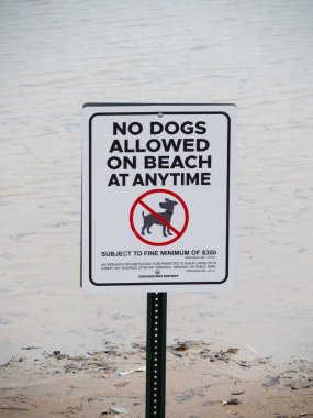 Chicago, Il - 21 Nisan 2018: Köpek yok suları karaya ağır rüzgarlar nedeniyle bahar Mart ve Nisan geldikten sonra Chicago sular altında Montrose sahilde işareti oturur izin.